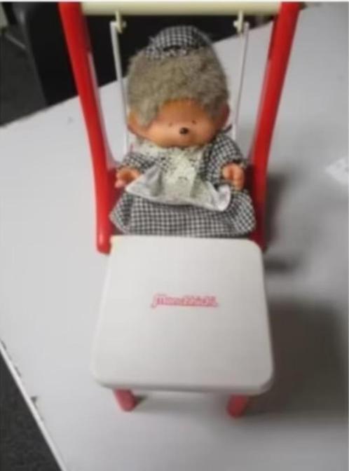 VINTAGE MONCHHICHI Oma'tje op schommeltje+tafeltje+stoeltje, Verzamelen, Poppetjes en Figuurtjes, Gebruikt, Ophalen of Verzenden
