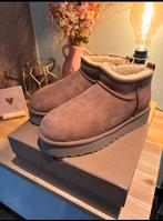 Uggs Classic Mini Chestnut Maat 39 - Nieuw in doos, Bruin, Lage of Enkellaarzen, Nieuw, Ophalen of Verzenden