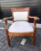 Brocante fauteuil met houten frame en witte stoffering, Antiek en Kunst, Antiek | Meubels | Stoelen en Banken, Ophalen