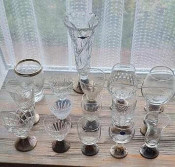 Oude geslepen kristal met zilver voet beschikbaar voor biedingen