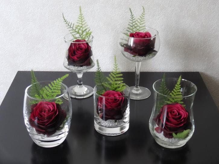5 glazen met wijnrode kunstrozen, decoparels + aspergetakjes, Huis en Inrichting, Woonaccessoires | Kunstplanten en Kunstbloemen