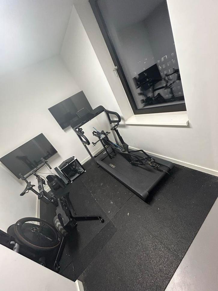 Technogym MyRun Loopband met iPad en TV, Sport en Fitness, Fitnessapparatuur, Gebruikt, Loopband, Benen, Metaal, Ophalen of Verzenden