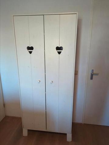 Houten kast met planken hartje" beschikbaar voor biedingen