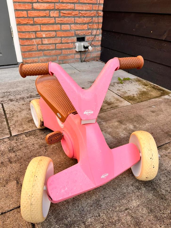 Berg loopauto GO2 roze met uitklapbare trappers, Kinderen en Baby's, Speelgoed | Buiten | Voertuigen en Loopfietsen, Zo goed als nieuw