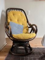 Retro draaifauteuil bamboe rotan met geel kussen, Huis en Inrichting, Fauteuils, Ophalen, Riet of Rotan, Gebruikt, Minder dan 75 cm