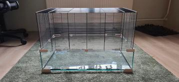 Knaagdierenkooi met accessoires en voeding beschikbaar voor biedingen