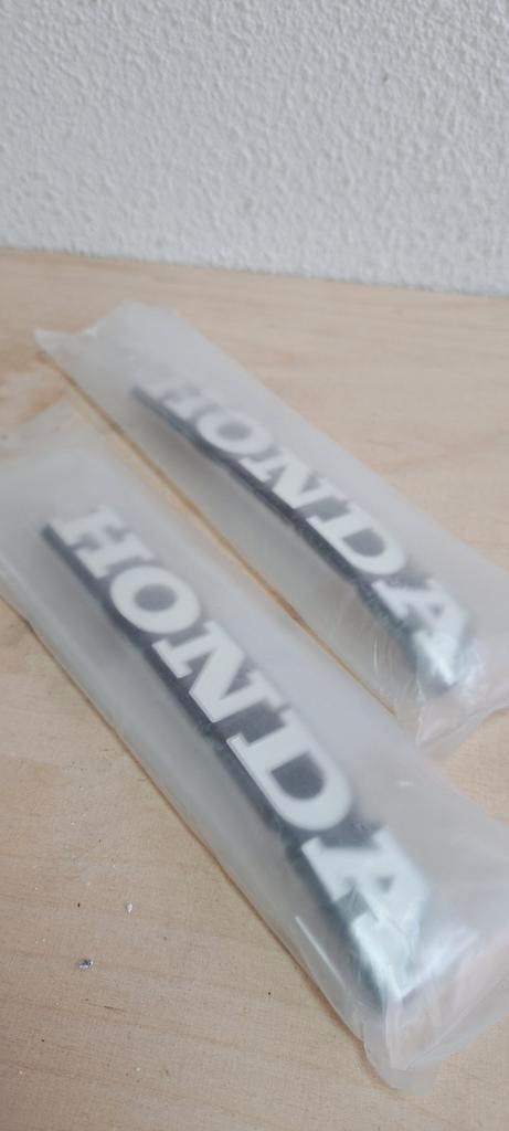 Origineel honda tank badge embleem nieuw 2x, Motoren, Onderdelen | Honda, Nieuw, Ophalen of Verzenden