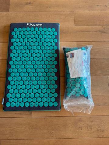 Flowee mat en nekkussen beschikbaar voor biedingen