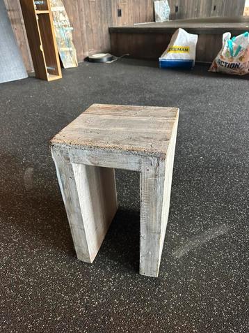 Bijzettafel hout beschikbaar voor biedingen
