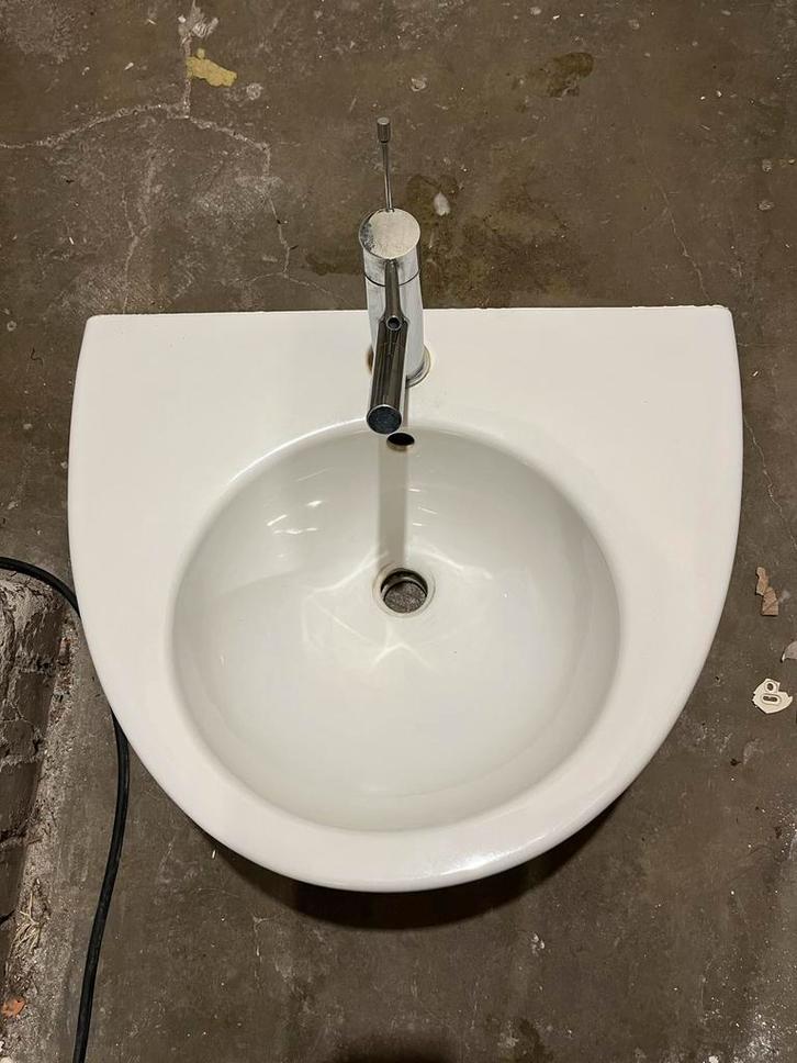 Witte wastafel met kraan, Doe-het-zelf en Verbouw, Sanitair, Gebruikt, Wastafel, Chroom, Ophalen