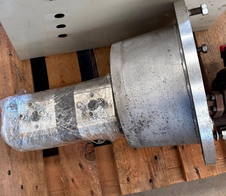 Hydraulische tandwielpomp 66 cc (2 stuks), Hobby en Vrije tijd, Overige Hobby en Vrije tijd, Gebruikt, Ophalen of Verzenden