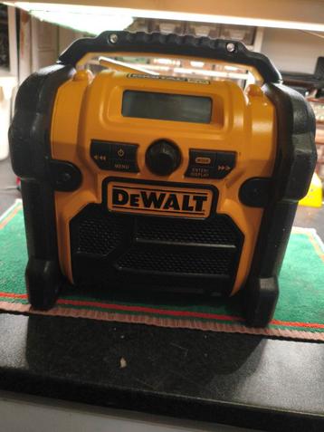 DeWalt Bouwradio met Accu en Lader beschikbaar voor biedingen