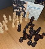 Oude dam en schaak stukken  geen bord helaas die is verslete, Hobby en Vrije tijd, Gezelschapsspellen | Bordspellen, Ophalen