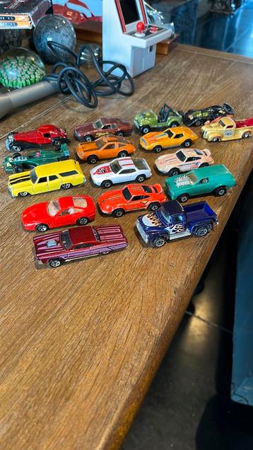16 oude Hotwheels modellen in licht bespeelde staat beschikbaar voor biedingen