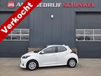 Toyota Yaris 1.5 Hybrid Comfort (bj 2023, automaat), Auto's, Toyota, Gebruikt, Euro 6, Wit, 1490 cc