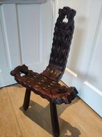 Spaans handgemaakt houten stoeltje, driepoot, Antiek en Kunst, Antiek | Meubels | Stoelen en Banken, Ophalen of Verzenden