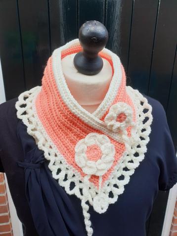 Nekwarmer voor dames gehaakt met acrylgaren  beschikbaar voor biedingen