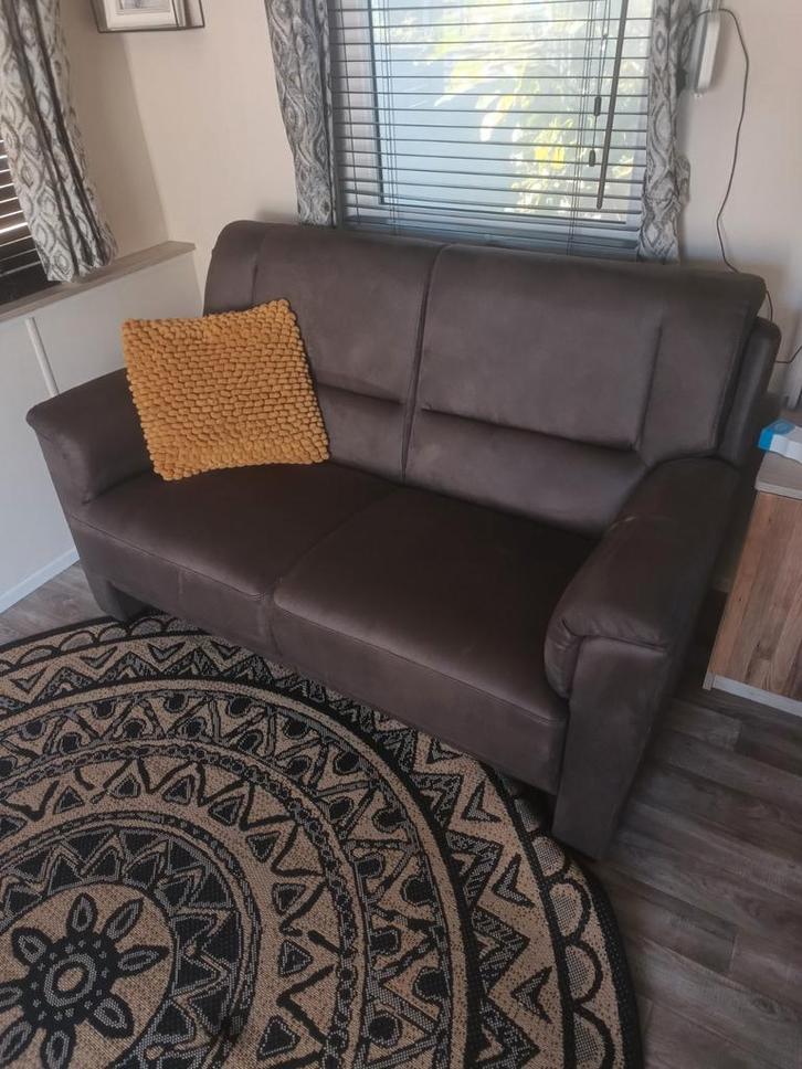 Twee-zits bank zelden gebruikt, Huis en Inrichting, Banken | Complete zithoeken, Zo goed als nieuw, Ophalen