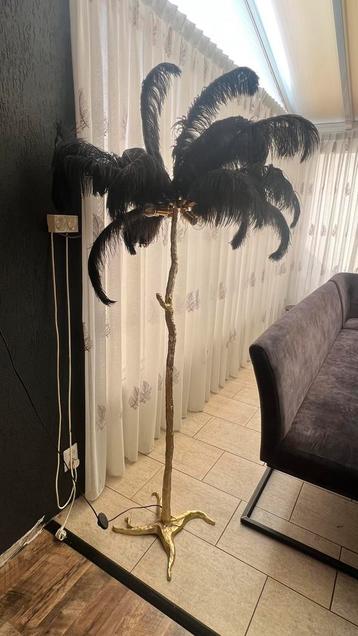 Zwarte veren  lamp beschikbaar voor biedingen