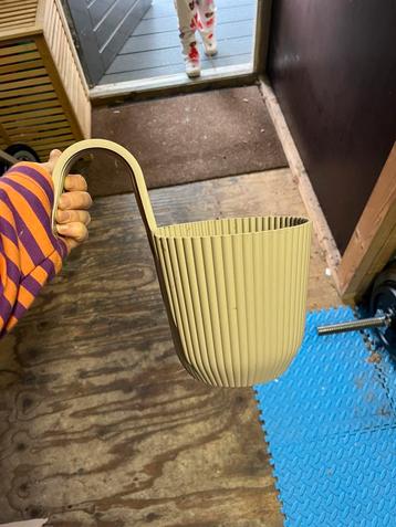 Bloempot met handvat - Kunststof beschikbaar voor biedingen