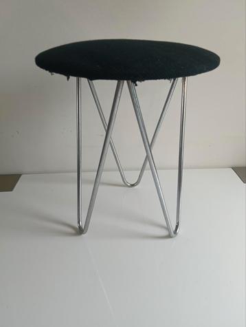 Vintage krukje met hoepelpoten beschikbaar voor biedingen