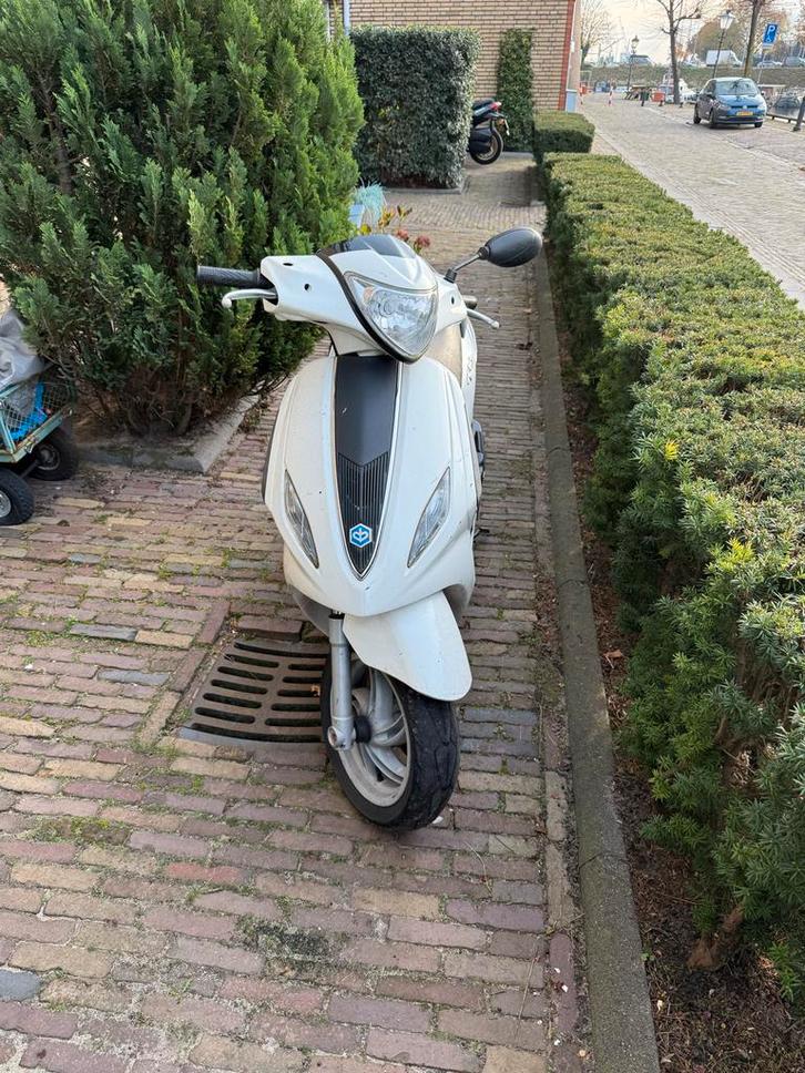 Piaggio Fly 2015 17800km rijd goed, Fietsen en Brommers, Scooters | Piaggio, Gebruikt, Fly, Maximaal 25 km/u, Benzine, Ophalen