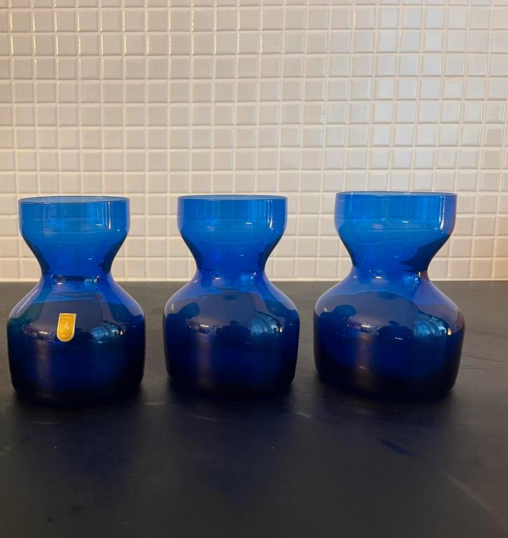 Rimac Baarn - 2 LOTUS bloembolvazen, blauw, Huis en Inrichting, Woonaccessoires | Vazen, Gebruikt, Blauw, Minder dan 50 cm, Glas