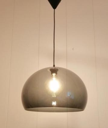 2 Heel mooie design kunststof hanglampen met een ronde kap beschikbaar voor biedingen