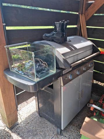 Keurige grote barbecue voor een zeer klein prijsje beschikbaar voor biedingen
