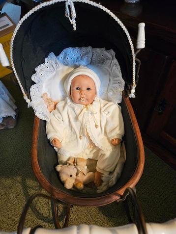 mooie ouderwetse poppenwagen met prachtige baby pop beschikbaar voor biedingen
