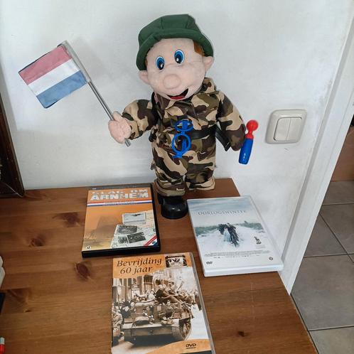 5 mei bevrijdingsdag pop + 3 dvd's * decoratie, Verzamelen, Overige Verzamelen, Zo goed als nieuw, Ophalen of Verzenden