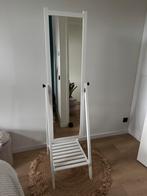 Witte staande spiegel met legplank – IKEA ISFJORDEN, Huis en Inrichting, Ophalen, Minder dan 50 cm, Zo goed als nieuw, 150 tot 200 cm