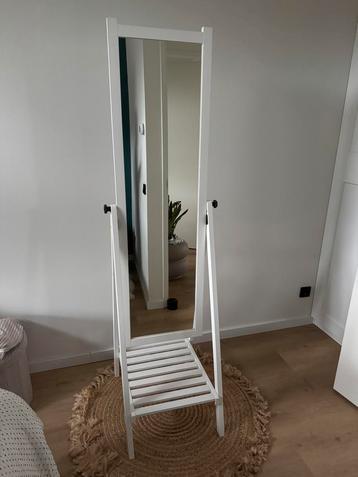 Witte staande spiegel met legplank – IKEA ISFJORDEN beschikbaar voor biedingen