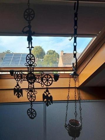 Oude kandelaar(hanger v 2 kaarsen)+ wijwaterbakje €25,=( beschikbaar voor biedingen