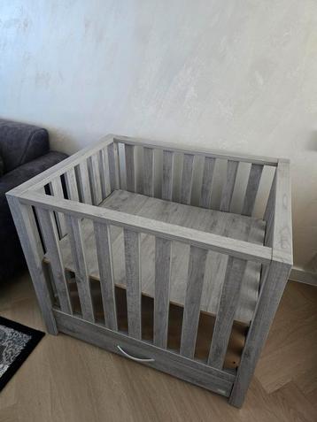 Mooie grijze box met lade beschikbaar voor biedingen