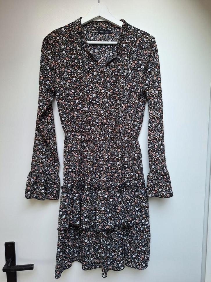 Als NIEUW zwarte bloem jurk Pescara / Terstal - maat S 36, Kleding | Dames, Jurken, Zo goed als nieuw, Maat 36 (S), Zwart, Knielengte