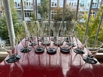 Art Deco Glazen met Zwarte Voet beschikbaar voor biedingen