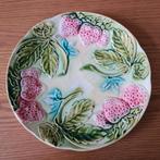 Barbotinebord met aardbeien, Antiek en Kunst, Antiek | Servies los, Ophalen of Verzenden