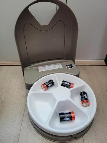Automatische voerbak voor 5 maaltijden beschikbaar voor biedingen
