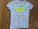 Z007 - T-shirt van de Hema met knalgele opdruk (mt.134), Ophalen of Verzenden, Zo goed als nieuw, Shirt of Longsleeve, Hema