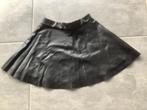 Maat 128 H&M zwart lederlook rokje gevoerd 100 % polyester, Kinderen en Baby's, Kinderkleding | Maat 128, Meisje, H&M, Ophalen of Verzenden