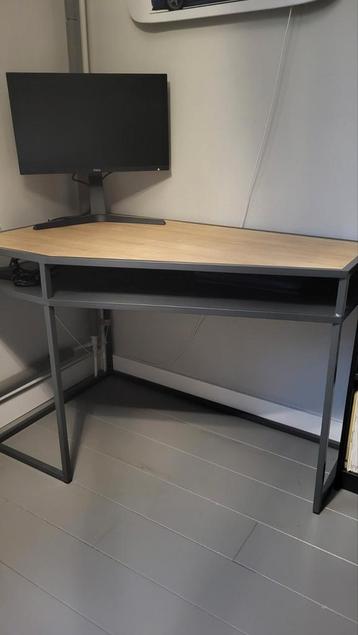 Modern bureau met houten blad beschikbaar voor biedingen