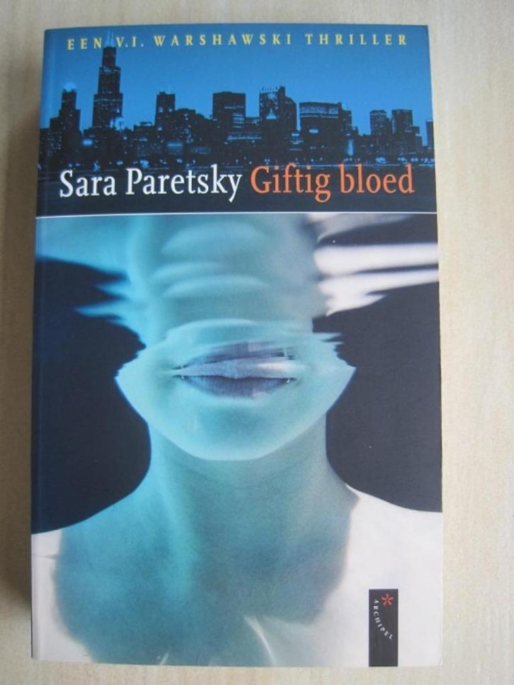048 - Giftig bloed - Sara Paretsky, Boeken, Thrillers, Zo goed als nieuw, Amerika, Ophalen of Verzenden