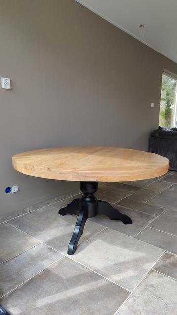 Robuuste ronde eethoek met stoelen beschikbaar voor biedingen