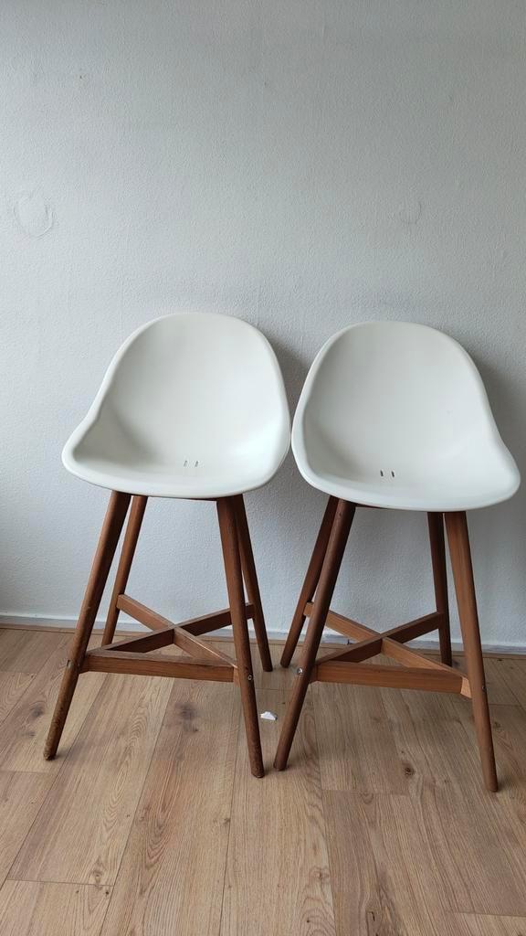 Twee Fanbyn Ikea barstoelen wit, Huis en Inrichting, Barkrukken, Gebruikt, 60 tot 90 cm, Hout, Kunststof, 2 krukken, Met voetsteun