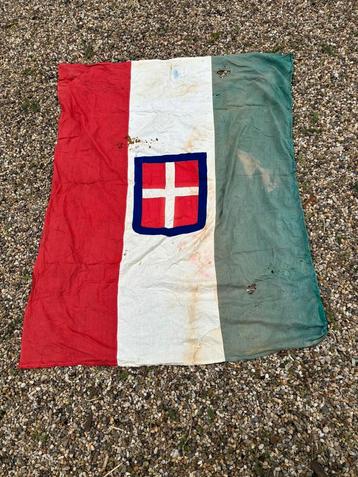 Grote Italiaanse vlag uit jaren'30/WO2  beschikbaar voor biedingen