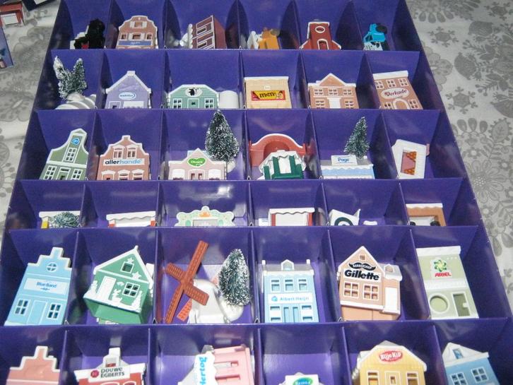 45  complete kersthuisjes van A-H  in bewaardoos, Diversen, Kerst, Nieuw, Ophalen