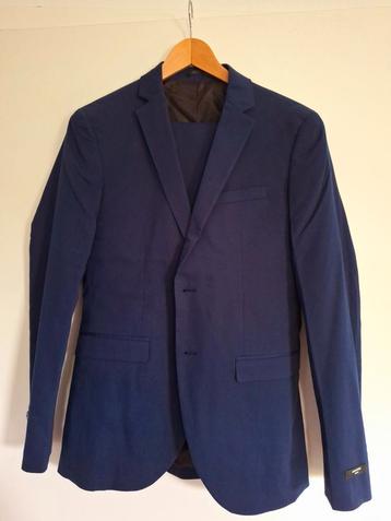 Prachtig donkerblauw pak beschikbaar voor biedingen