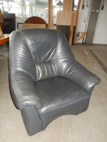 Donkerblauw leren fauteuil beschikbaar voor biedingen