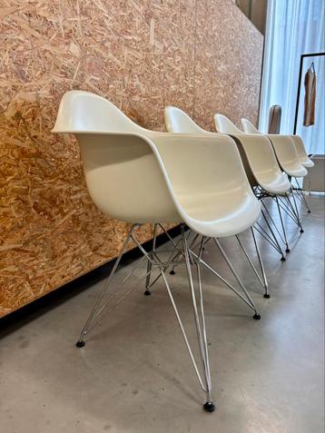 Eames chairs / VITRA / DAR / 1 item beschikbaar voor biedingen